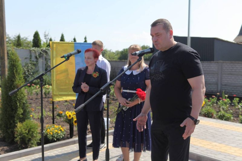 У селі Малі Крушлинці Вінницької громади урочисто відкрили Алею Слави, присвячену воїнам-землякам, які загинули, захищаючи Україну