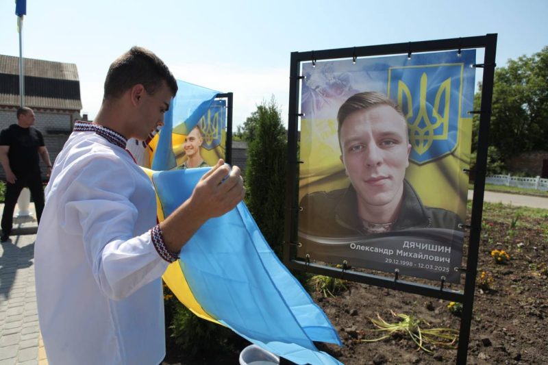 У селі Малі Крушлинці Вінницької громади урочисто відкрили Алею Слави, присвячену воїнам-землякам, які загинули, захищаючи Україну