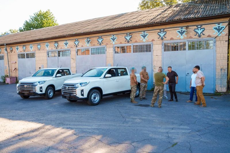 Міжрегіональний координаційний гуманітарний штаб передав захисникам дві нових автіки