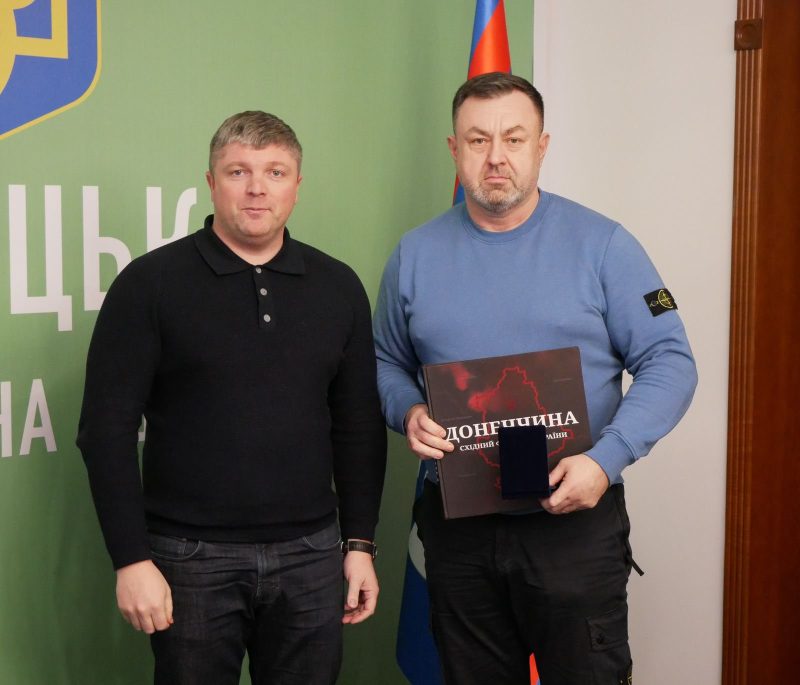 Службова автівка Вінницької ОВА знесла газорозподільну шафу на П'ятничанах - за кермом був Костянтин Меньшіков, директор Департаменту оборонної роботи та забезпечення правопорядку