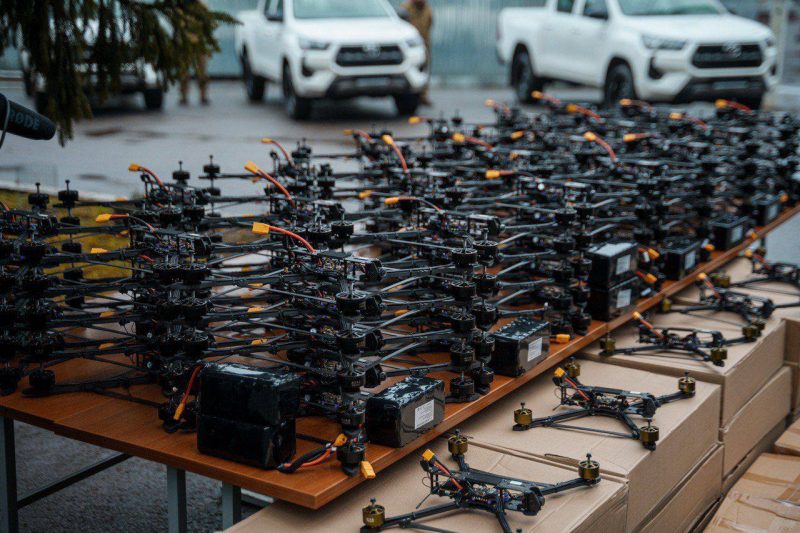 Пʼять нових пікапів та 300 FPV-дронів передав Міжрегіональний координаційний гуманітарний штаб захисникам з «Червоної калини»