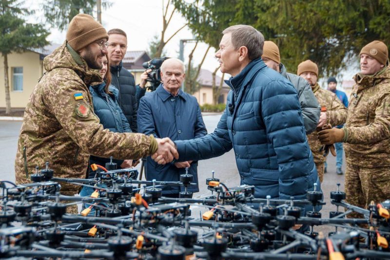 Пʼять нових пікапів та 300 FPV-дронів передав Міжрегіональний координаційний гуманітарний штаб захисникам з «Червоної калини»