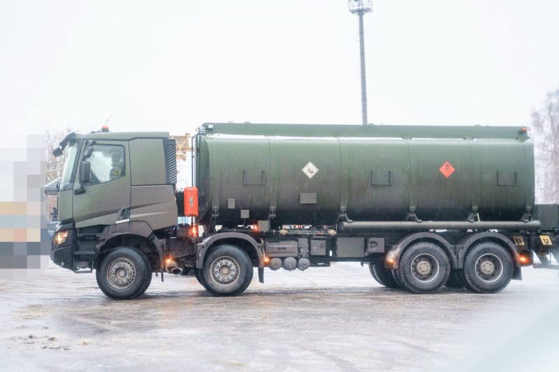 Міжрегіональний координаційний гуманітарний штаб передав підрозділу Повітряних Сил ЗСУ три сучасні паливозаправники