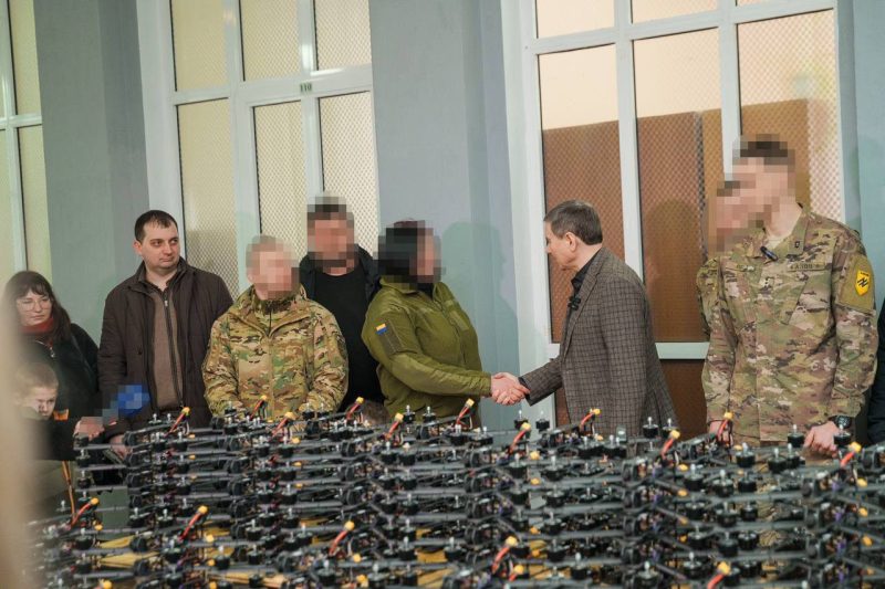 400 FPV-дронів, 540 окопних свічок та маскувальні сітки: Міжрегіональний координаційний гуманітарний штаб передав чергову допомогу захисникам