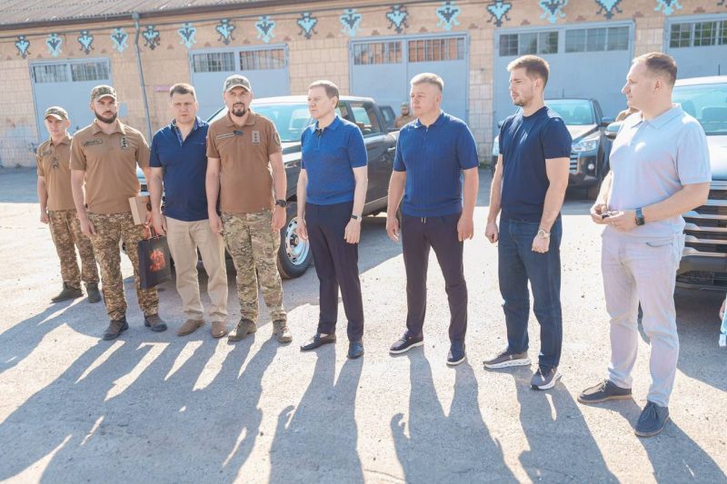 П’ять потужних пікапів передав Міжрегіональний координаційний гуманітарний штаб бригаді «Червона калина”