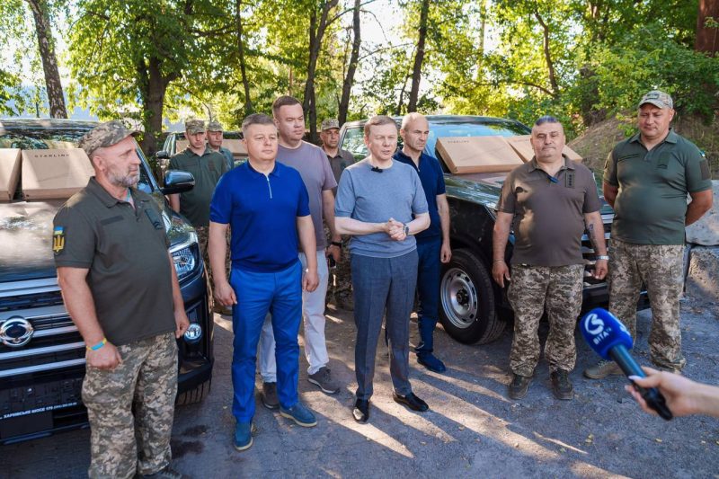 П'ять пікапів та 10 Starlink передав Міжрегіональний координаційний гуманітарний штаб одному з підрозділів ППО Вінниччини