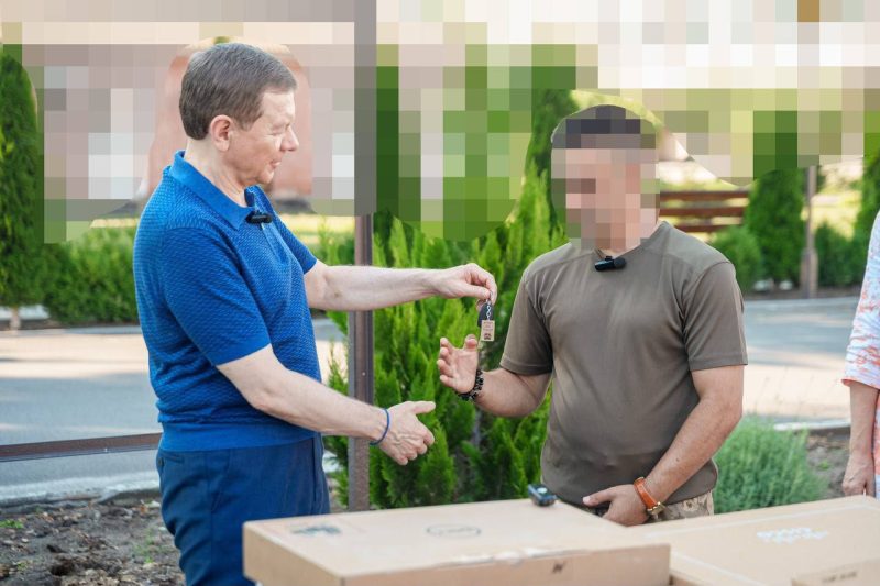 Міжрегіональний координаційний гумштаб передав військовим зв’язківцям вантажний автомобіль та спеціалізоване обладнання