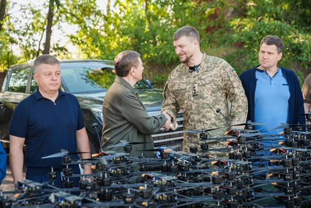 Чотири пікапи та 200 FPV-дронів Міжрегіональний координаційний гуманітарний штаб передав 120-й бригаді ТрО