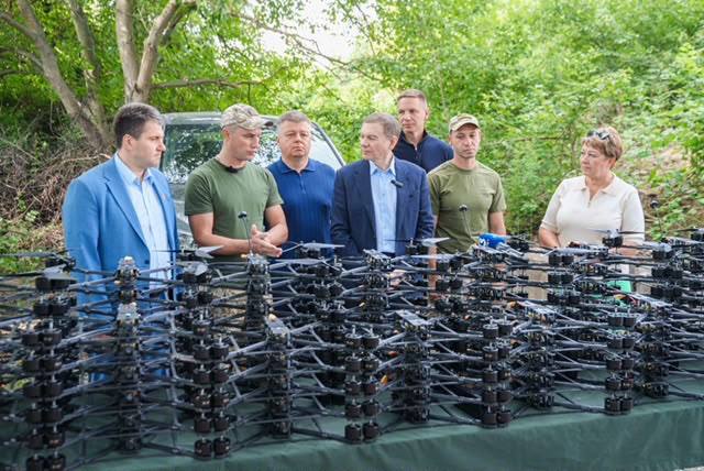 Пікап та 100 FPV-дронів Міжрегіональний координаційний гуманітарний штаб передав 3-му прикордонному загону ім. Євгенія Пікуса