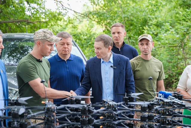 Пікап та 100 FPV-дронів Міжрегіональний координаційний гуманітарний штаб передав 3-му прикордонному загону ім. Євгенія Пікуса